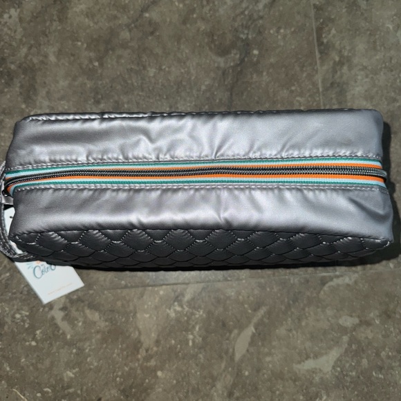 NWT lug Bunker Toiletry Case in metallic pearl - Picture 2 of 4